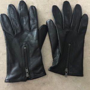 Women’s black leather gloves